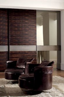 Καφέ-καθρέφτη πρόσοψη της ντουλάπας στο σαλόνι