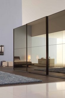 Μεγάλες ντουλάπες στο εσωτερικό