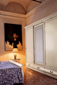 Κλασική μπεζ ντουλάπα