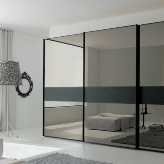 Μαύρη ντουλάπα σε ένα φωτεινό εσωτερικό