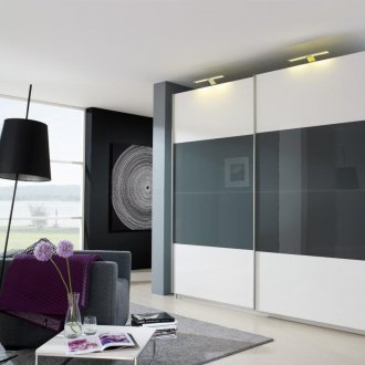 Γκρίζα και λευκή ντουλάπα στο σαλόνι