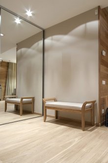 Μεγάλη εντοιχισμένη ντουλάπα στο διάδρομο