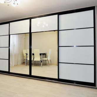 Μεγάλη ντουλάπα με ράφια