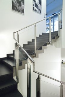 Μαύρη σκάλα με γυάλινα και μεταλλικά περιφράγματα