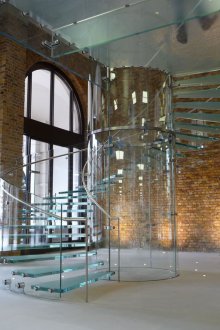 Πρωτότυπη σπειροειδή σκάλα από γυαλί και μέταλλο