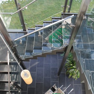 Περνάει σκάλες με γυάλινα περιφράγματα στο εσωτερικό