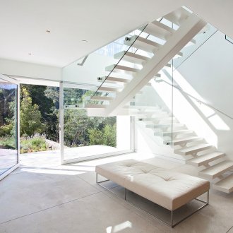 Λευκή σκάλα με γυάλινα κιγκλιδώματα στο εσωτερικό