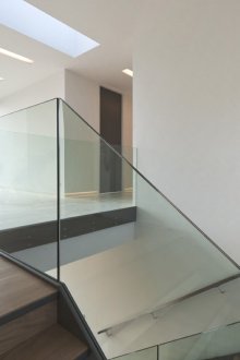 Σκάλα με κιγκλίδωμα από γυαλί