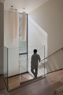 Καφέ σκάλα με κιγκλίδωμα από γυαλί