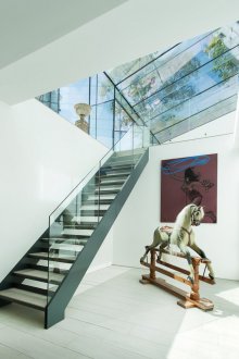 Μεταλλική σκάλα με κιγκλίδωμα από γυαλί