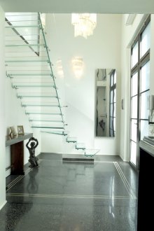 Γυάλινη σκάλα σε κλασικό εσωτερικό