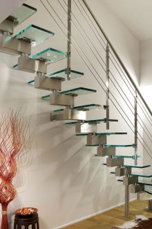 Κομψή σκάλα από γυαλί και μέταλλο