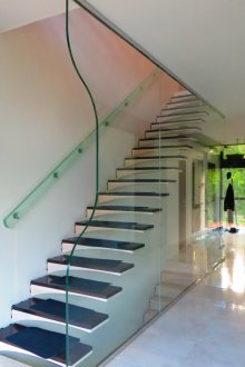 Γυάλινο κιγκλίδωμα στις σκάλες