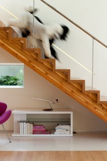 Ξύλινη σκάλα με γυάλινο και μεταλλικό κιγκλίδωμα