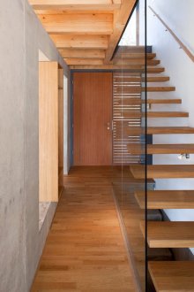 Ξύλινη σκάλα με κιγκλίδωμα από γυαλί