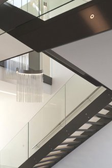 Μεταλλική σκάλα με κιγκλίδωμα από γυαλί