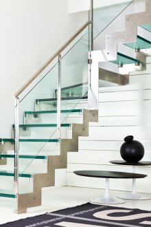 Κλιματιστική σκάλα από μέταλλο και γυαλί στο εσωτερικό