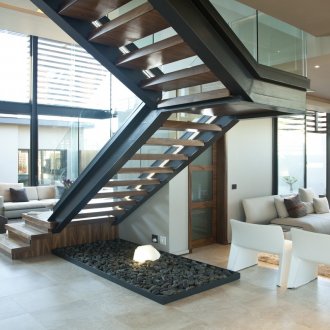 Μαύρη και καφετιά σκάλα με κιγκλίδωμα από γυαλί