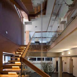 Ξύλινη σκάλα με κιγκλίδωμα από γυαλί