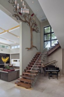 Ξύλινη σκάλα με γυάλινο κιγκλίδωμα στο εσωτερικό του σπιτιού