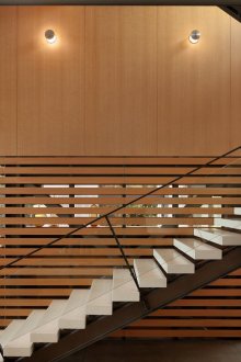 Ασπρόμαυρη σκάλα με γυάλινο κιγκλίδωμα στο εσωτερικό του σπιτιού