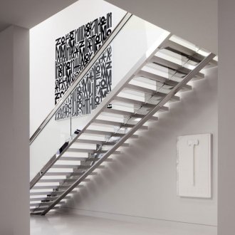 Μεταλλική σκάλα με γυάλινο κιγκλίδωμα στο εσωτερικό του σπιτιού