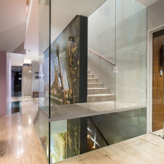 Σκάλα με γυάλινο χώρισμα στο εσωτερικό του σπιτιού