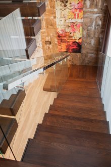 Όμορφη σκάλα με κιγκλίδωμα από γυαλί