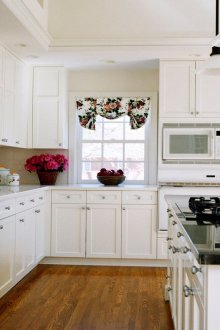 Φωτεινή κουζίνα με ένα νησί στο σπίτι