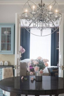 Κομψή μεγάλη κουζίνα στο σπίτι