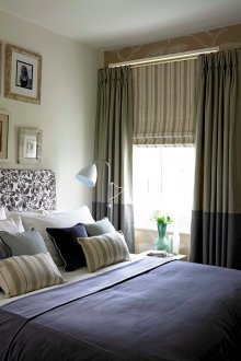 Ρωμαϊκές και συνηθισμένες κουρτίνες στο εσωτερικό της κρεβατοκάμαρας