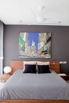 Κάθετες λευκές περσίδες σε εσωτερικό υπνοδωμάτιο