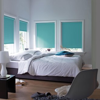 Τυρκουάζ ρολά στο υπνοδωμάτιο