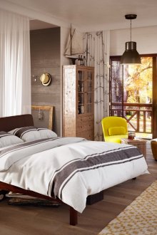 Καφέ περσίδες στο υπνοδωμάτιο