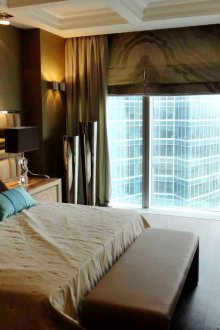 Ο συνδυασμός ρωμαϊκών και συνηθισμένων κουρτινών στο υπνοδωμάτιο