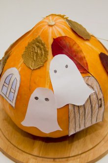 Τα παιδιά μπορούν να διακοσμήσουν επίσης αποκριές κολοκύθες