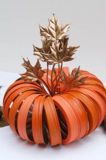 Αποκριάτικη κολοκύθα φτιαγμένη από καπάκια και φύλλα