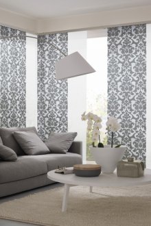 Γκρίζες και λευκές κουρτίνες σε στυλ ιαπωνικού στυλ στο σαλόνι