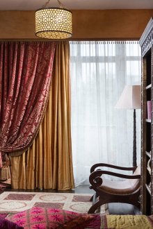 Καφέ και κόκκινα ανατολικά κουρτίνες