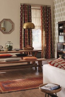 Εθνοτικές στυλ κουρτίνες στο σαλόνι.