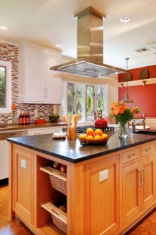 Κομψή κουζίνα με νησί