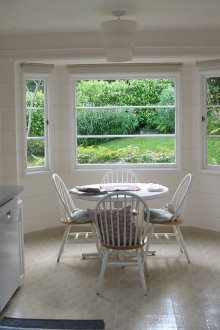 Φωτεινή μικρή κουζίνα