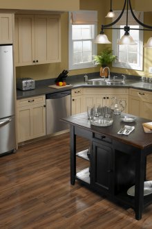 Μπεζ και καφέ κουζίνα με ένα μικρό νησί.