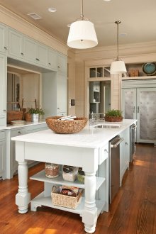 Μέντα μπεζ κουζίνα με καφέ δάπεδο