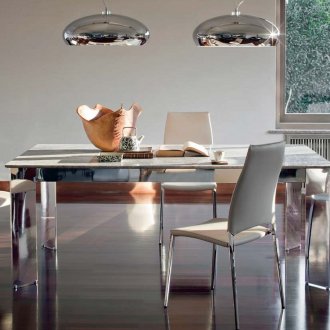 Μεταλλικοί πολυέλαιοι στην τραπεζαρία