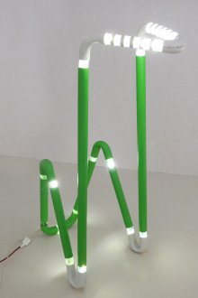 Ασυνήθιστη επιτραπέζια λάμπα υψηλής τεχνολογίας