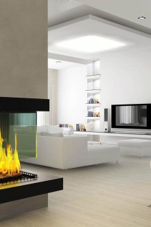 Επίπεδη πολυέλαιος και προβολείς σε φωτεινό σαλόνι με τζάκι