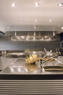 Προβολείς σε εσωτερικό χώρο υψηλής τεχνολογίας