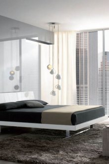 Υψηλής τεχνολογίας οροφές και επιτραπέζιες λάμπες στο εσωτερικό του υπνοδωματίου