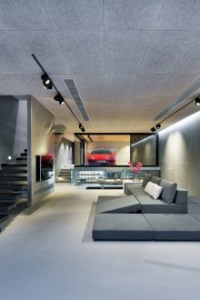 Μαύρα γκρι χρώματα υψηλής τεχνολογίας σε ένα καθιστικό